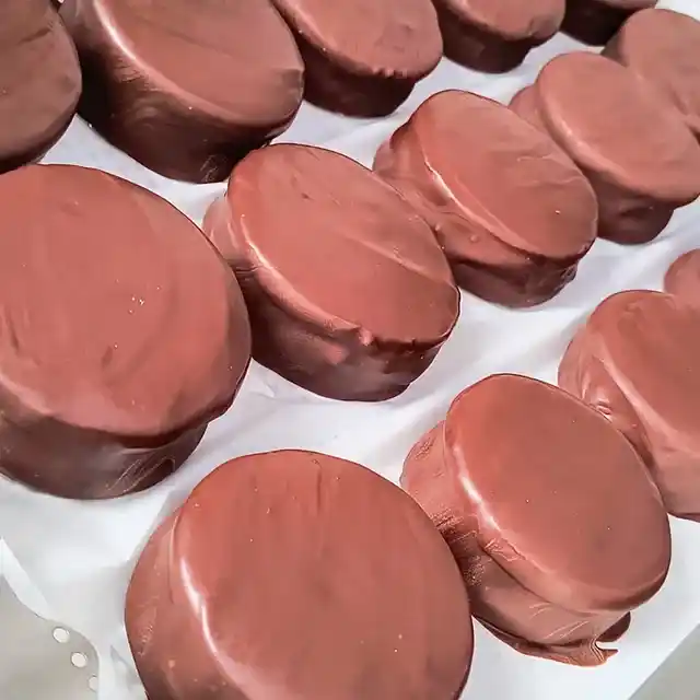 Alfajores artesanais em produção no Restaurante Cacerola Campos do Jordão