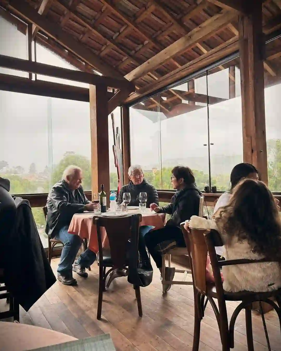 Ambiente interno rústico e aconchegante do Restaurante Cacerola