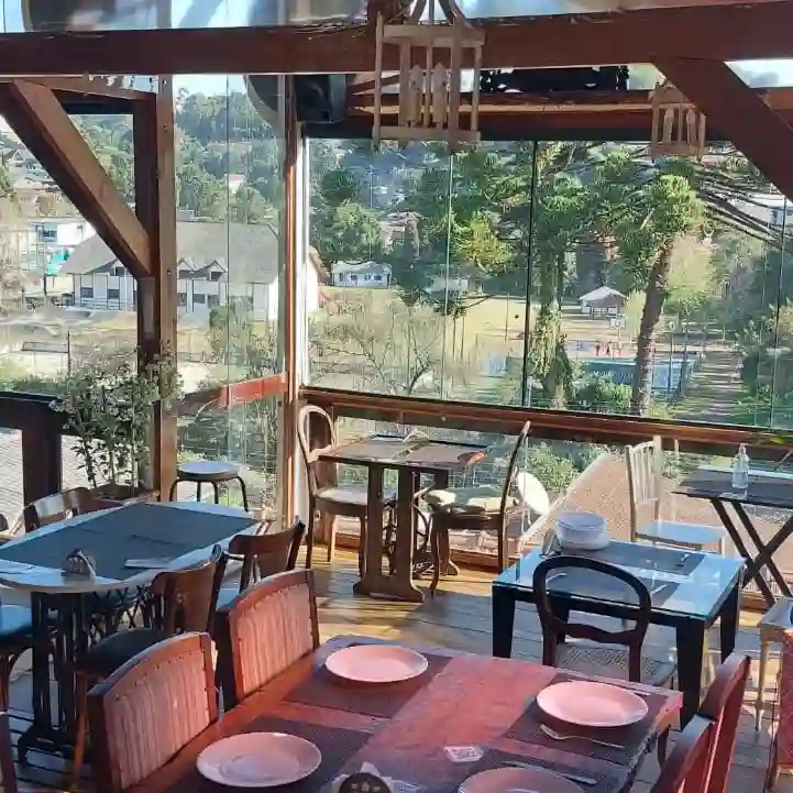 Janelas panorâmicas com vista para a natureza no Restaurante Cacerola Campos do Jordão