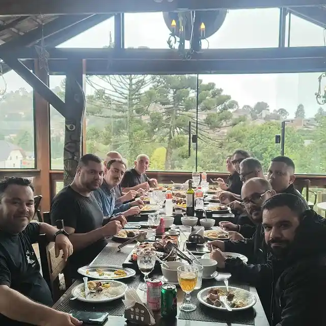 Clientes almoçando no Restaurante Cacerola Campos do Jordão
