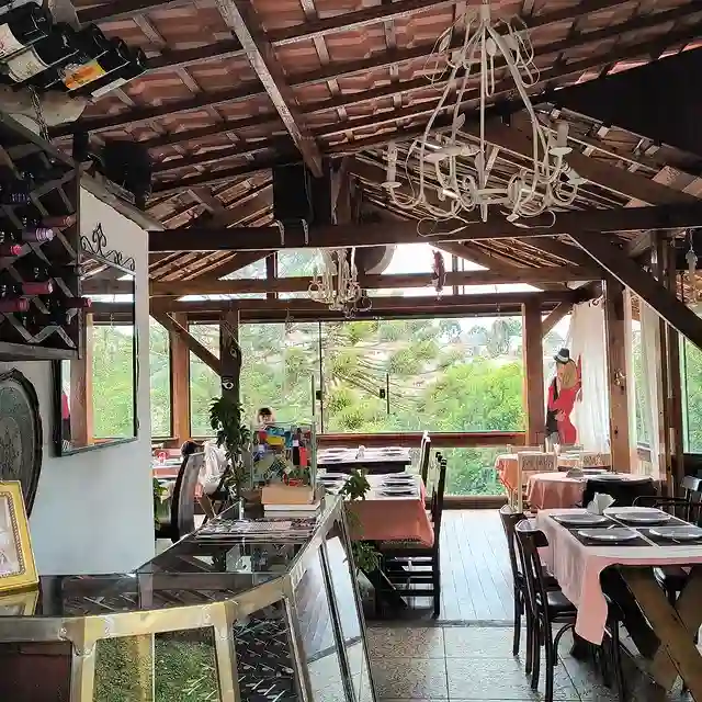 Ambiente rústico externo do Restaurante Cacerola Campos do Jordão