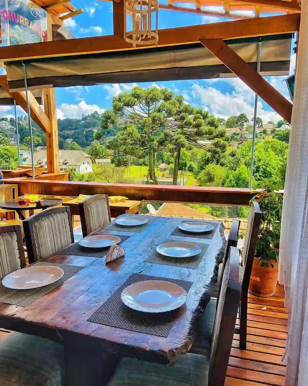 Vista linda da natureza pelo Restaurante Cacerola em Campos do Jordão