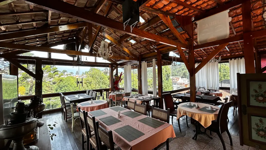Clientes almoçando no Restaurante Cacerola Campos do Jordão