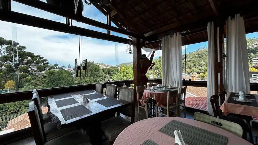 Janelas panorâmicas com vista para a natureza no Restaurante Cacerola Campos do Jordão