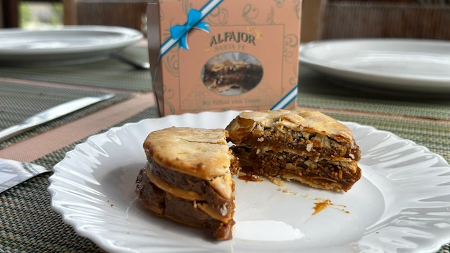 Alfajores artesanais em produção no Restaurante Cacerola Campos do Jordão