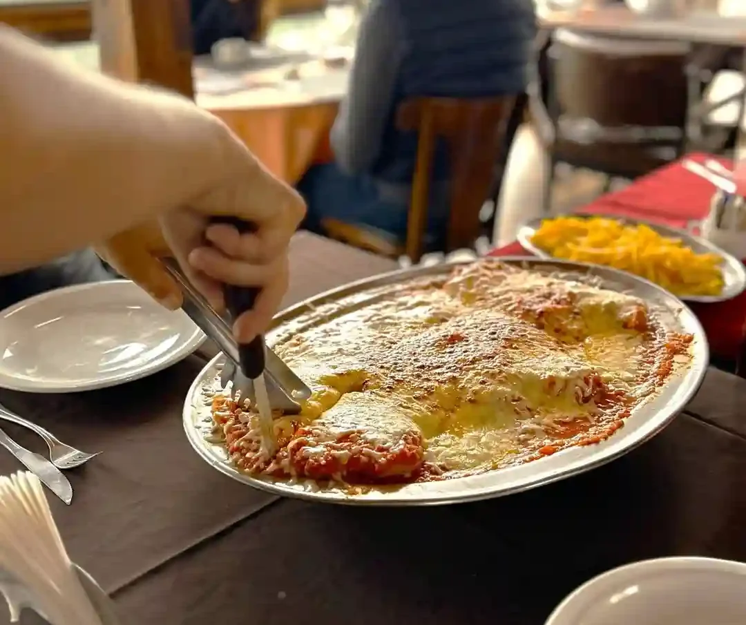 Parmegiana de filé mignon com molho caseiro no Restaurante Cacerola Campos do Jordão