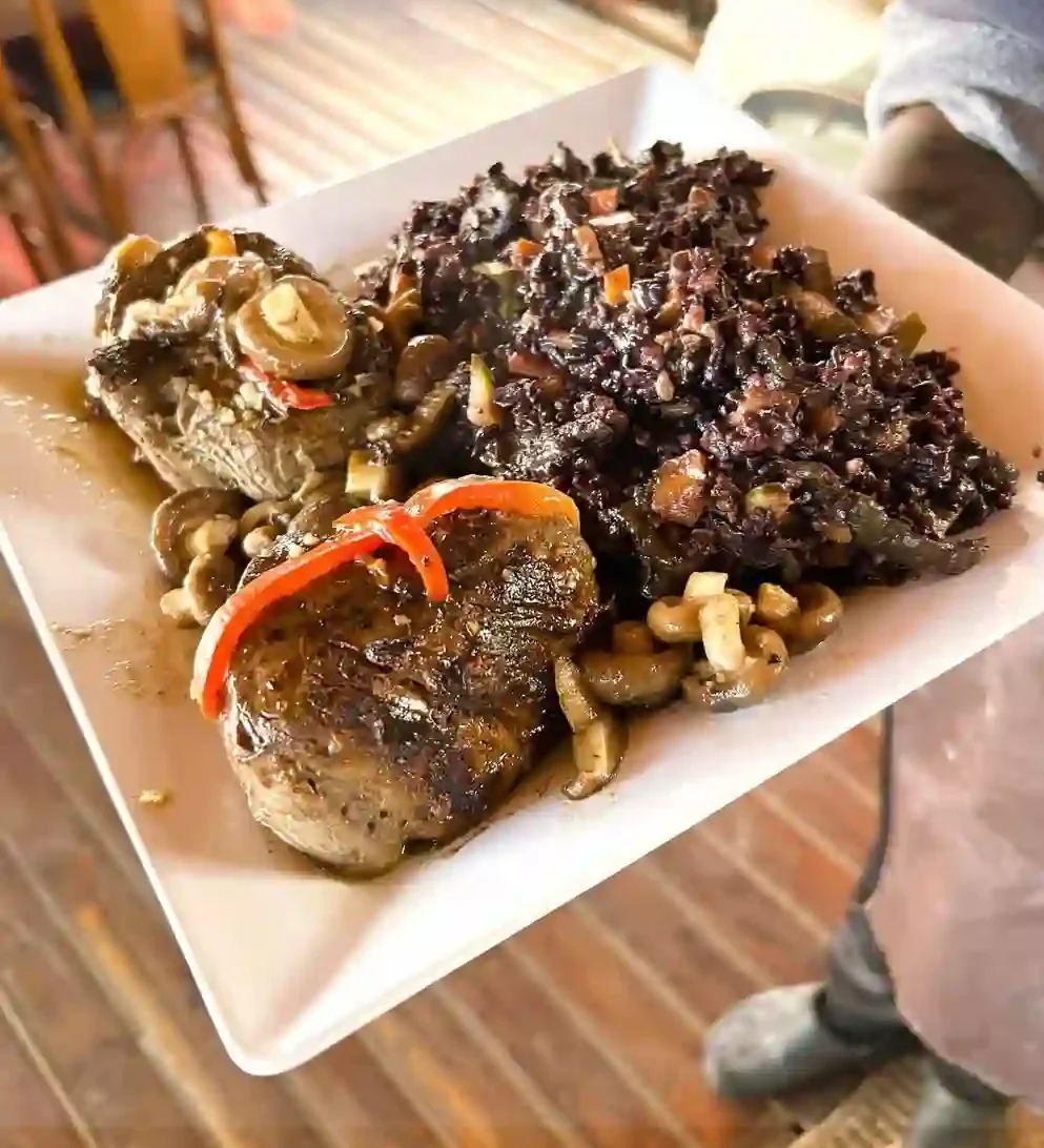 Risoto de arroz negro a funghi com legumes no Restaurante Cacerola Campos do Jordão