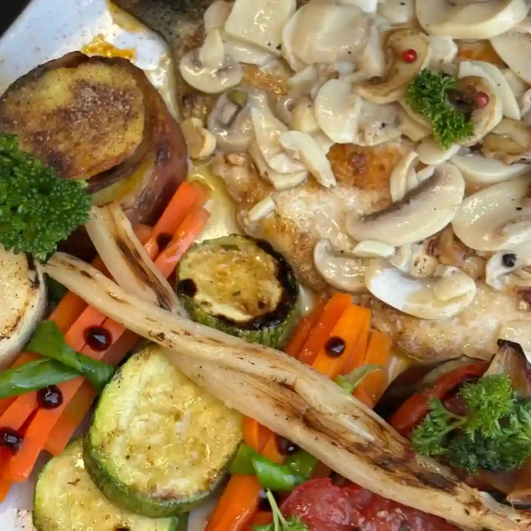 Truta com champignons e legumes ao molho de hortelã no Restaurante Cacerola Campos do Jordão